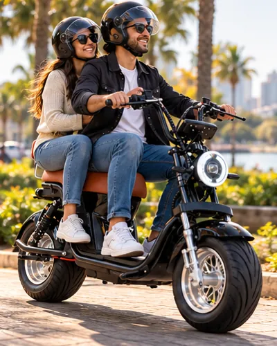Casal passeando de scooter no parque